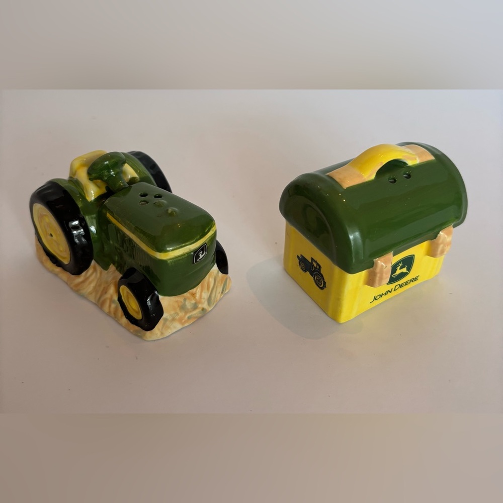 John Deere Tractor & Lunchbox Salt & Pepper  Set